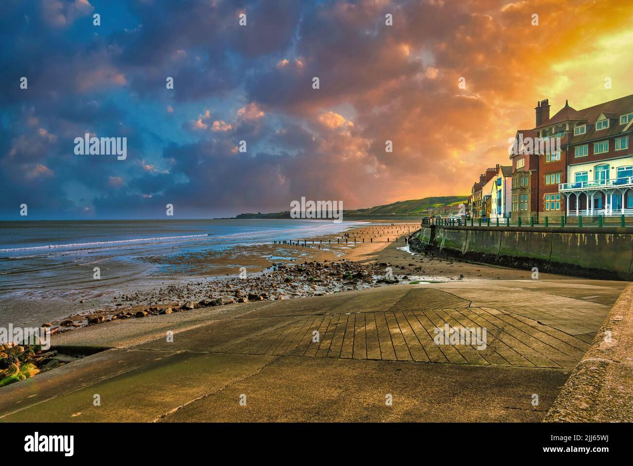 Sonnenaufgang in Sandsend an der North Yorkshire Coast. Stockfoto