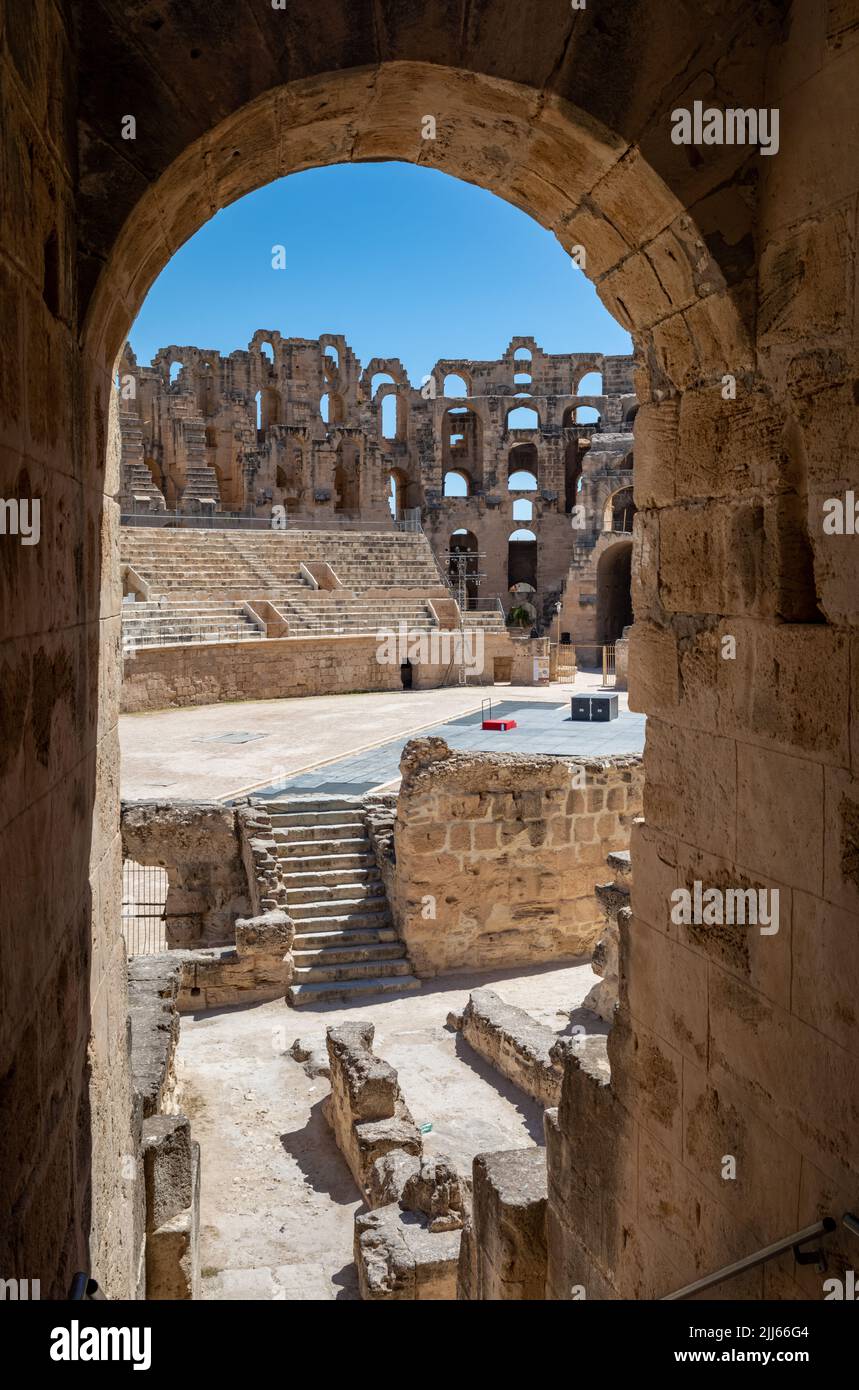 Blick in die Arena in den Ruinen des riesigen römischen Amphitheaters in El Jem, Tunesien. Stockfoto