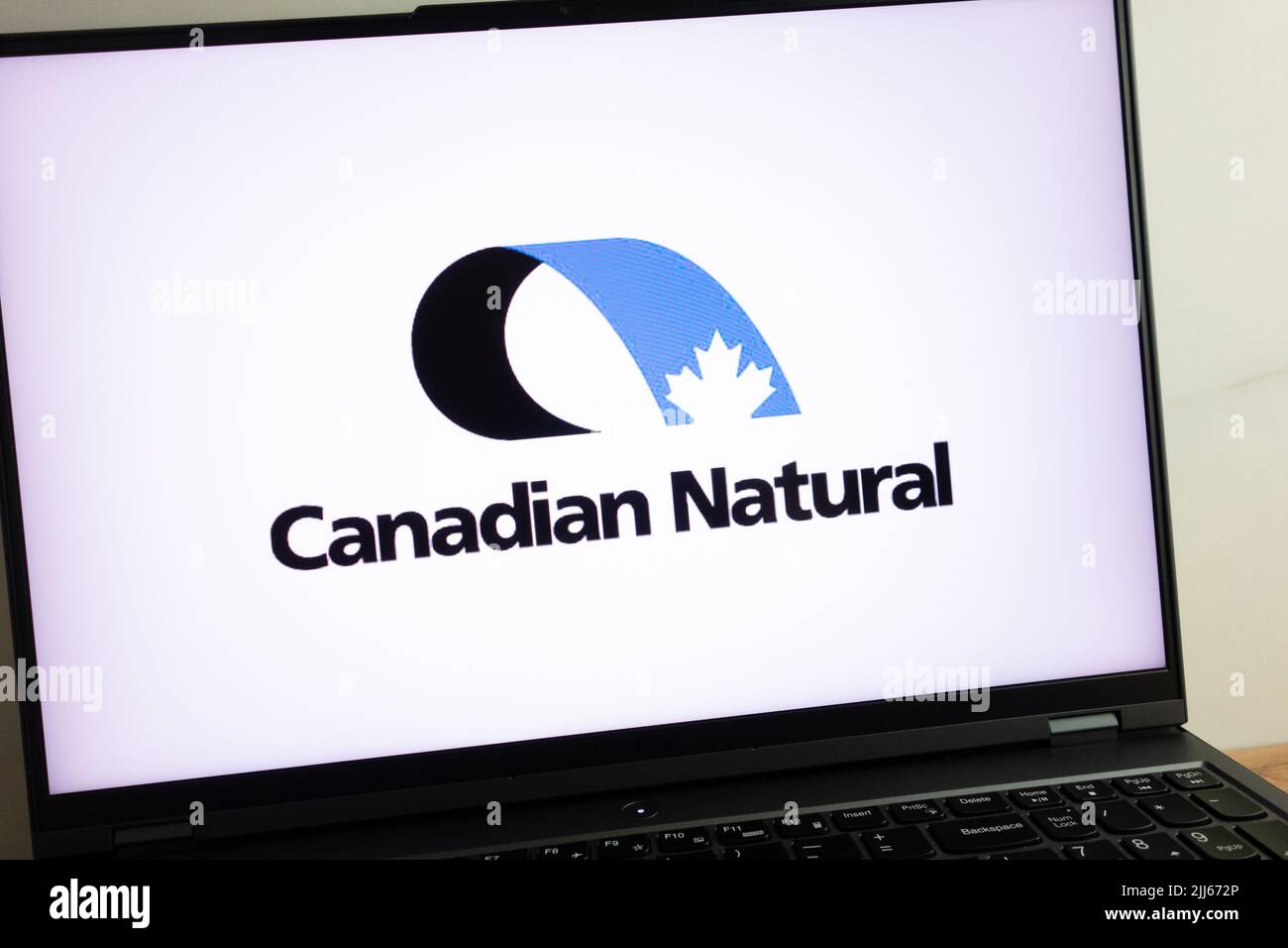 KONSKIE, POLEN - 21. Juli 2022: Das Logo des Öl- und Erdgasunternehmens Canadian Natural Resources Limited (CNRL) wird auf dem Laptop-Computerbildschirm angezeigt Stockfoto