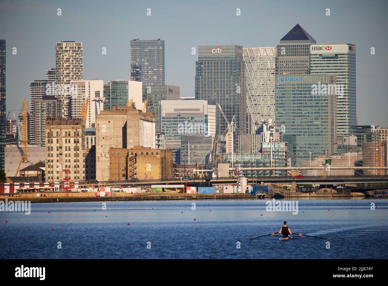 London Royal Albert Dock in Docklands mit Blick auf die Skyline von Canary Wharf Stockfoto