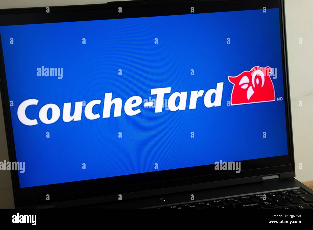 KONSKIE, POLEN - 21. Juli 2022: Das Betreiberlogo der Lebensmittelgeschäfte von Couche-Tard Inc. Wird auf dem Laptop-Computerbildschirm angezeigt Stockfoto