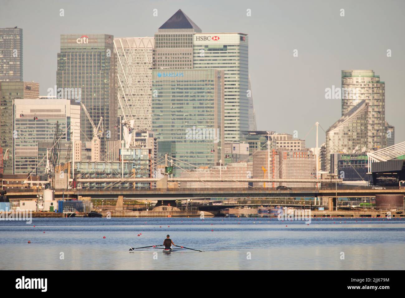 London Royal Albert Dock in Docklands mit Blick auf die Skyline von Canary Wharf Stockfoto