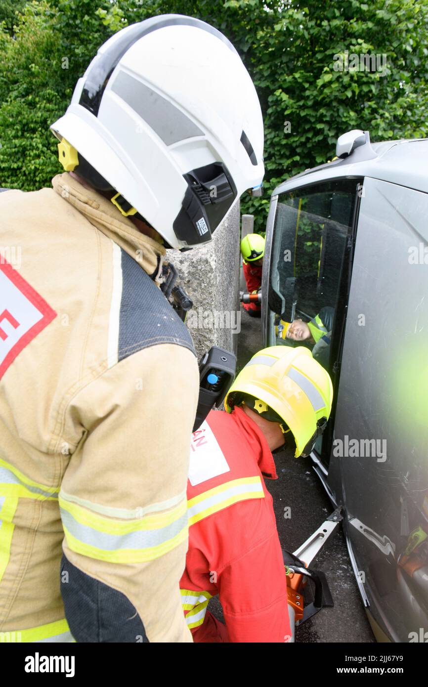 Feuerwehrleute verwenden Spezialausrüstung, um ein Fahrzeug mit Sensoren von einer Behinderung im Cardiff Gate Training Center zu entfernen - die gesammelten Daten werden c Stockfoto