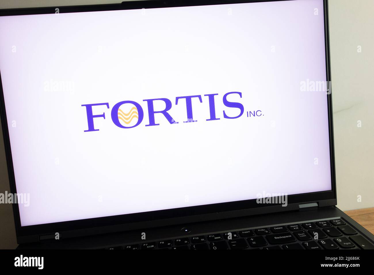 KONSKIE, POLEN - 21. Juli 2022: Logo der Holding der Elektrizitätswerke von Fortis Inc, das auf dem Bildschirm des Laptops angezeigt wird Stockfoto