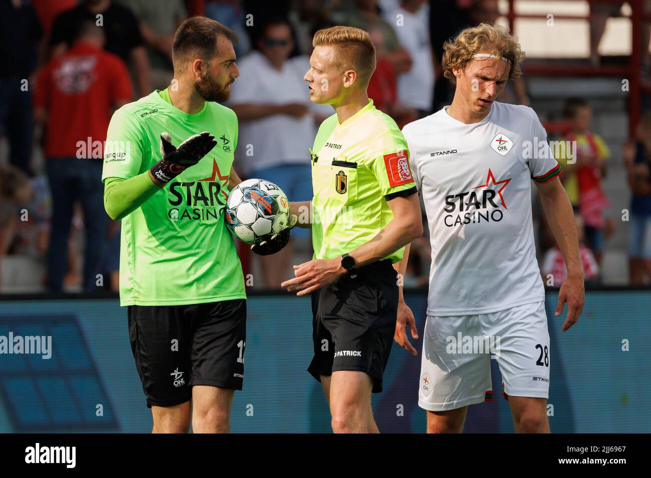 Valentin Cojocaru von OHL und Schiedsrichter Lothar D'Hondt, abgebildet während eines Fußballmatches zwischen KV Kortrijk und Oud-Heverlee Leuven, Samstag, 23. Juli 2022 in Kortrijk, am 1. Tag der „Jupiler Pro League“ der ersten Division der belgischen Meisterschaft 2022-2023. BELGA FOTO KURT DESPLENTER Stockfoto