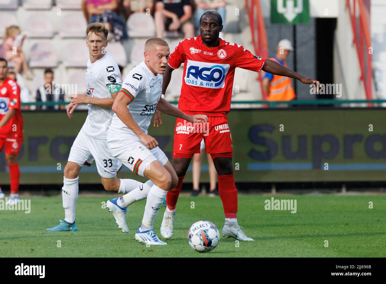 Casper De Norre von OHL und Dylan Mbayo von Kortrijk kämpfen während eines Fußballmatches