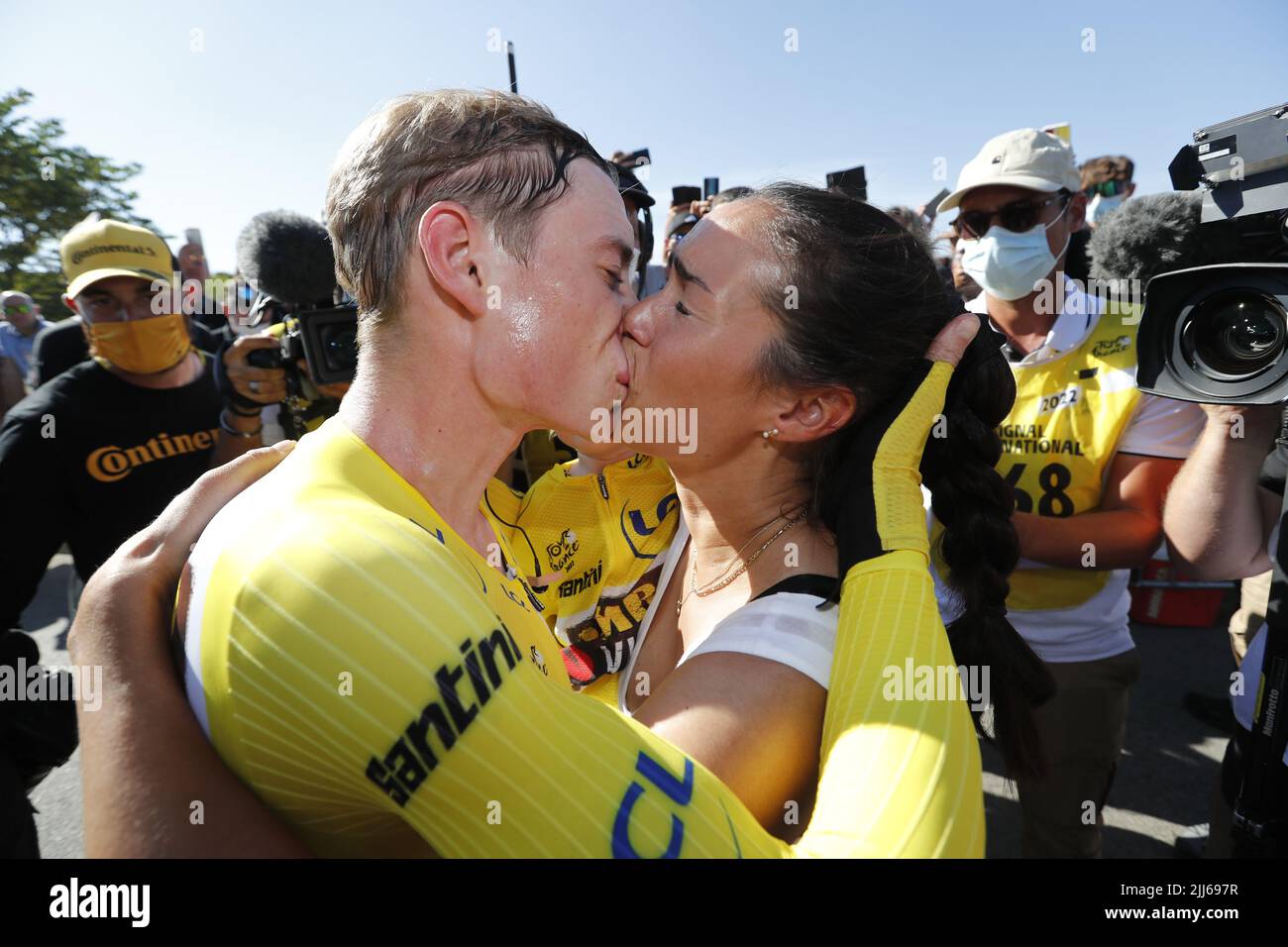 Der Däne Jonas Vingegaard von Jumbo-Visma feiert am Samstag, dem 23. Juli 2022, nach der 20. Etappe des Radrennens der Tour de France, ein Einzelzeitfahren 40,7km von Lacapelle-Marival nach Rocamadour, Frankreich. Die diesjährige Tour de France findet vom 01. Bis 24. Juli 2022 statt. BELGA PHOTO POOL TIM VAN WICHELEN - UK OUT Stockfoto