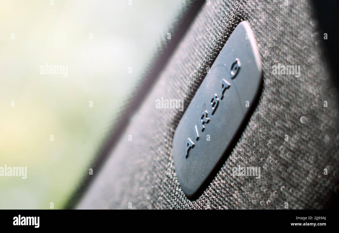 Das geprägte Airbag-Logo auf einer Kunststoffplatte an der Windschutzscheibensäule eines modernen Autos. Der Airbag ist eine passive Sicherheitsvorrichtung, die in Autos installiert ist Stockfoto