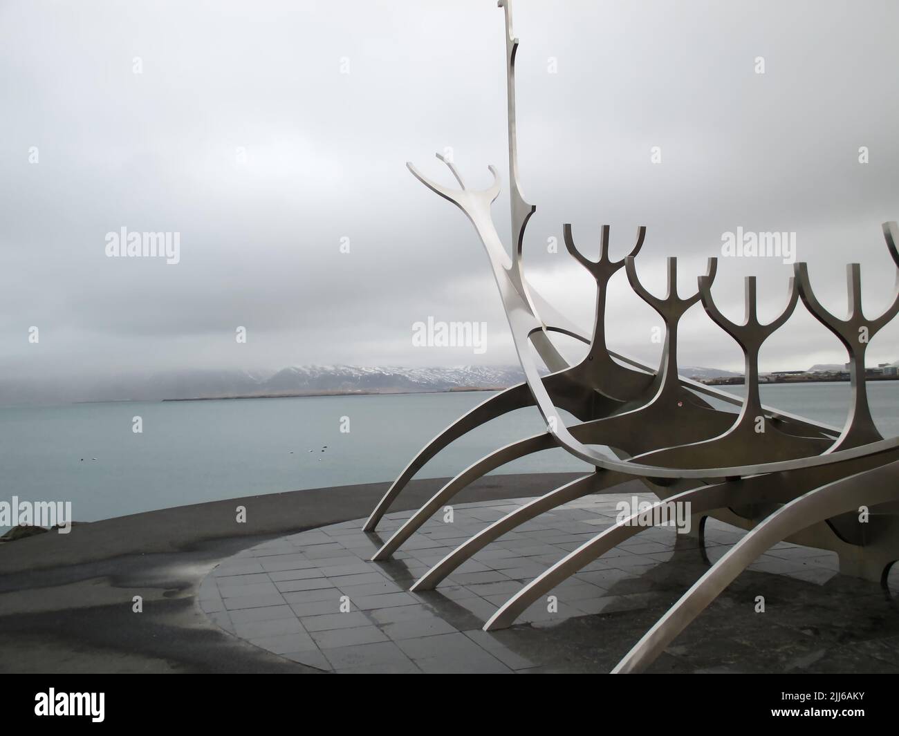 Solfar, die Sun voyager Skulptur von Jon gunnar arnason bei schlechtem Wetter und grauem Himmel mit Blick auf die Meeresbucht von Reykjavik. Stockfoto