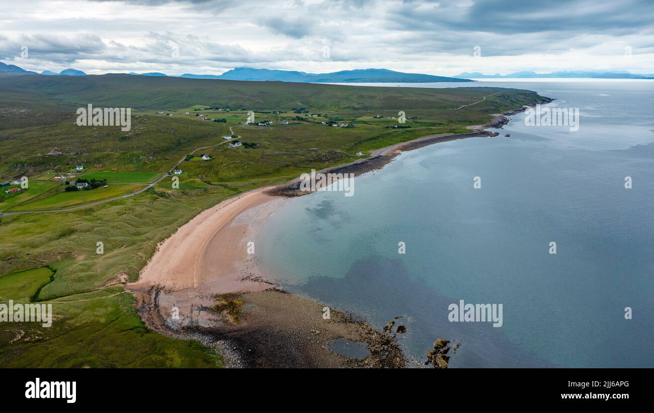 Luftaufnahme von Opinan Strand und Dorf in Wester Ross, Schottland, UK Stockfoto
