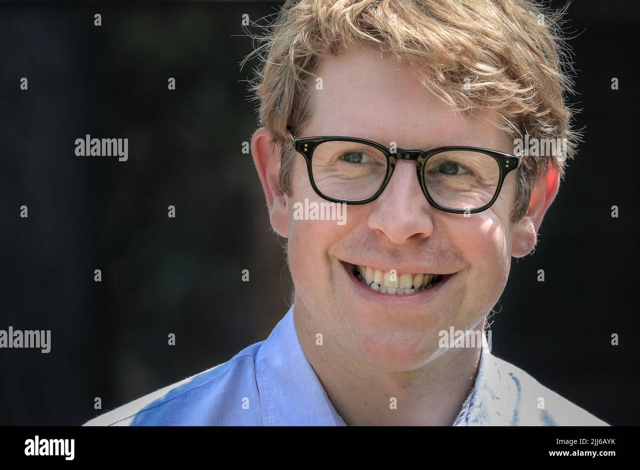 Josh Widdicombe, Comedian und TV-Moderator, lächelnd, Nahaufnahme des Gesichts Stockfoto