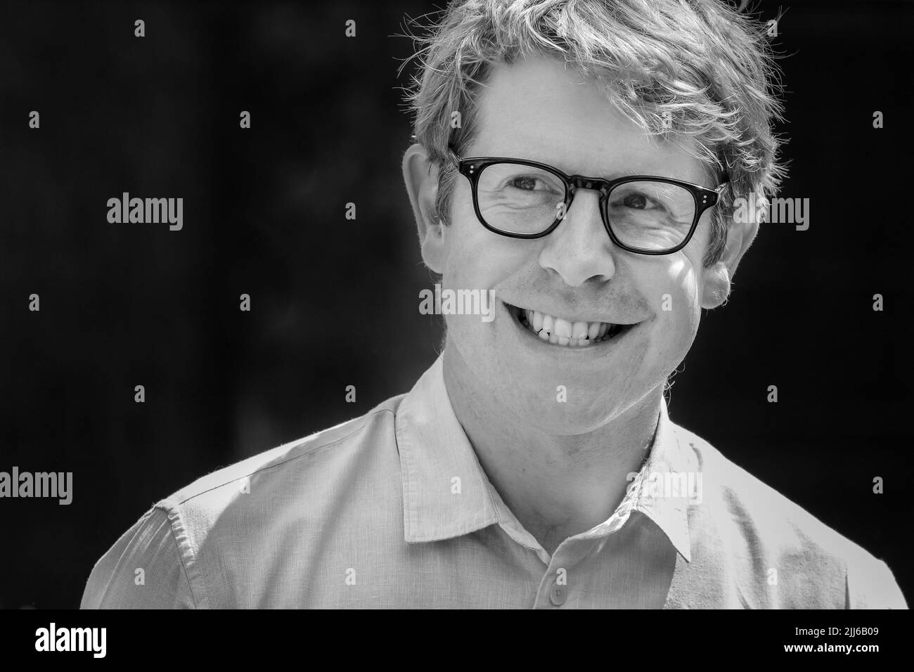 Josh Widdicombe, Comedian und TV-Moderator, lächelnd, Nahaufnahme des Gesichts Stockfoto