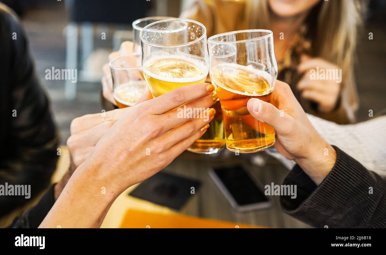 Freunde zeigen Hände, halten Gläser Bier und jubeln miteinander - Lifestyle-Konzept Stockfoto