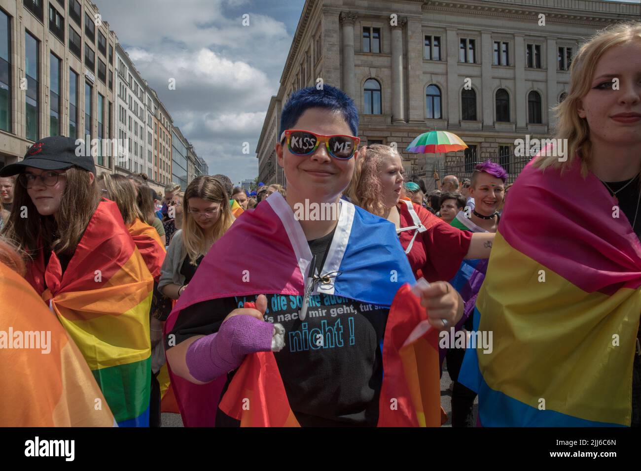 23. Juli 2022 2022, Berlin, Deutschland: Am 23. Juli 44. fand in Berlin die Berliner Pride-Messe, auch bekannt als Christopher Street Day Berlin oder CSD Berlin, statt. Es war die erste CSD in Berlin ohne Covid-Einschränkungen. Die Parade begann an der Leipziger Straße und überquerte den Potsdamer Platz, den Nollendorfplatz und die Siegessäule und endete am Brandenburger Tor, wo das CSD-Team eine große Bühne installierte. Vereint in Liebe, gegen Hass, Krieg und Diskriminierung, war das Motto der CSD in diesem Jahr. Der Christopher Street Day wird weltweit gefeiert. Die Bewegung geht zurück auf die Ereignisse im Juni 1969, als New Yor Stockfoto