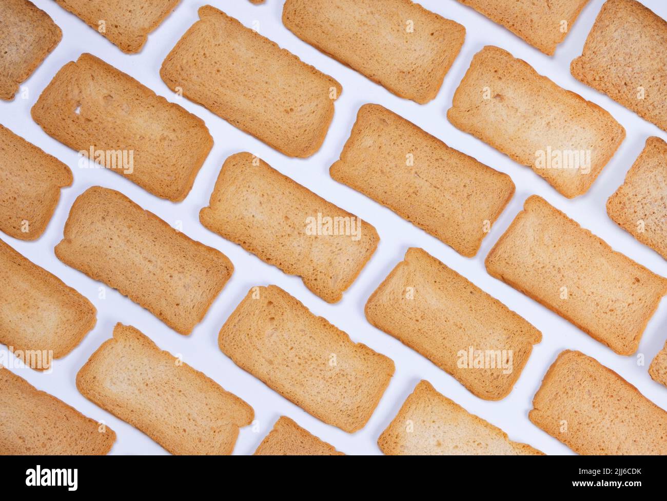Weißer Hintergrund mit Brotscheiben oder Croutons, trendige Food-Hintergrund. Stockfoto