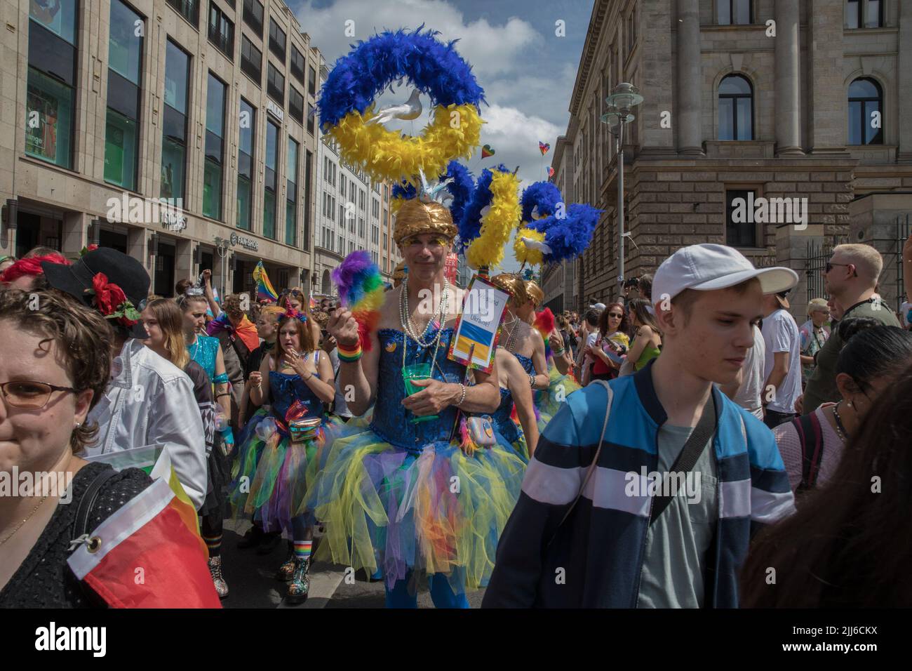 Am 23. Juli 2022 fand in Berlin die Berliner Pride-Messe 44., auch bekannt als Christopher Street Day Berlin oder CSD Berlin, statt. Es war die erste CSD in Berlin ohne Covid-Einschränkungen. Die Parade begann an der Leipziger Straße und überquerte den Potsdamer Platz, den Nollendorfplatz und die Siegessäule und endete am Brandenburger Tor, wo das CSD-Team eine große Bühne installierte. Vereint in Liebe, gegen Hass, Krieg und Diskriminierung, war das Motto der CSD in diesem Jahr. Der Christopher Street Day wird weltweit gefeiert. Die Bewegung geht auf die Ereignisse im Juni 1969 zurück, als New Yorker Polizisten eine Bar stürmten Stockfoto