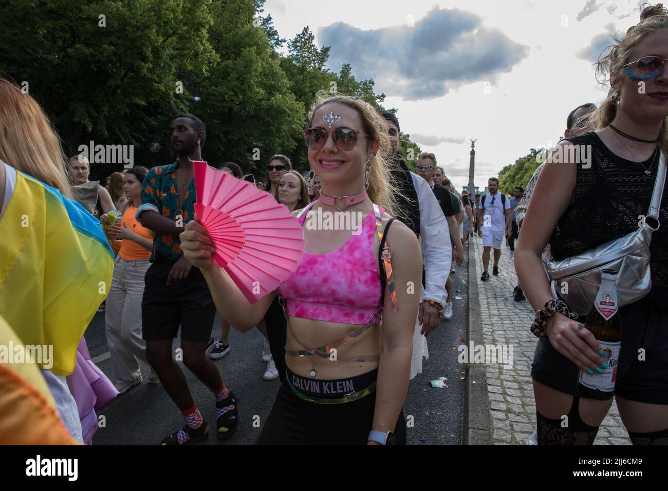 Am 23. Juli 2022 fand in Berlin die Berliner Pride-Messe 44., auch bekannt als Christopher Street Day Berlin oder CSD Berlin, statt. Es war die erste CSD in Berlin ohne Covid-Einschränkungen. Die Parade begann an der Leipziger Straße und überquerte den Potsdamer Platz, den Nollendorfplatz und die Siegessäule und endete am Brandenburger Tor, wo das CSD-Team eine große Bühne installierte. Vereint in Liebe, gegen Hass, Krieg und Diskriminierung, war das Motto der CSD in diesem Jahr. Der Christopher Street Day wird weltweit gefeiert. Die Bewegung geht auf die Ereignisse im Juni 1969 zurück, als New Yorker Polizisten eine Bar stürmten Stockfoto