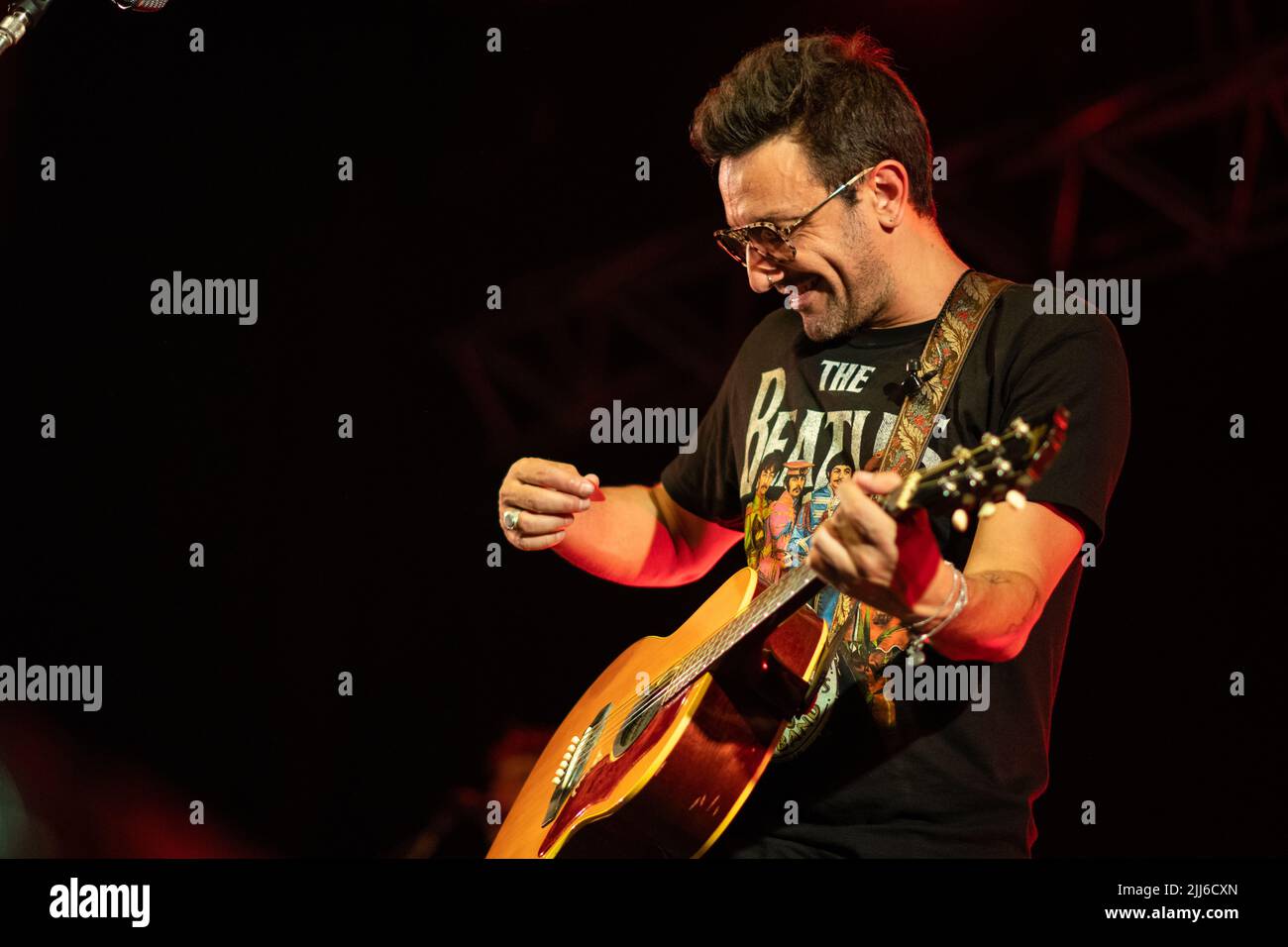 Emiliano Brancciari, No Te VA, Sänger und Frontmann von Gustar, tritt während einer Show in Corrientes, Argentinien, auf. Stockfoto