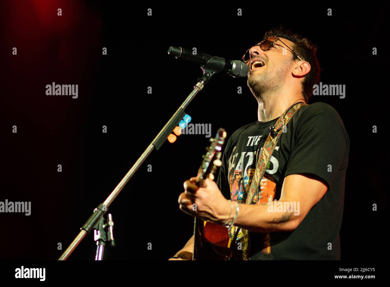 Emiliano Brancciari, No Te VA, Sänger und Frontmann von Gustar, tritt während einer Show in Corrientes, Argentinien, auf. Stockfoto