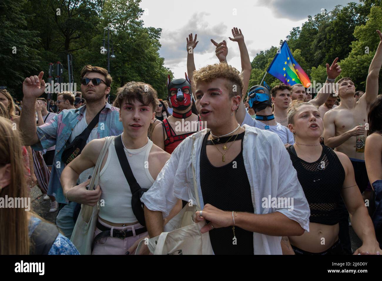 Am 23. Juli 2022 fand in Berlin die Berliner Pride-Messe 44., auch bekannt als Christopher Street Day Berlin oder CSD Berlin, statt. Es war die erste CSD in Berlin ohne Covid-Einschränkungen. Die Parade begann an der Leipziger Straße und überquerte den Potsdamer Platz, den Nollendorfplatz und die Siegessäule und endete am Brandenburger Tor, wo das CSD-Team eine große Bühne installierte. Vereint in Liebe, gegen Hass, Krieg und Diskriminierung, war das Motto der CSD in diesem Jahr. Der Christopher Street Day wird weltweit gefeiert. Die Bewegung geht auf die Ereignisse im Juni 1969 zurück, als New Yorker Polizisten eine Bar stürmten Stockfoto