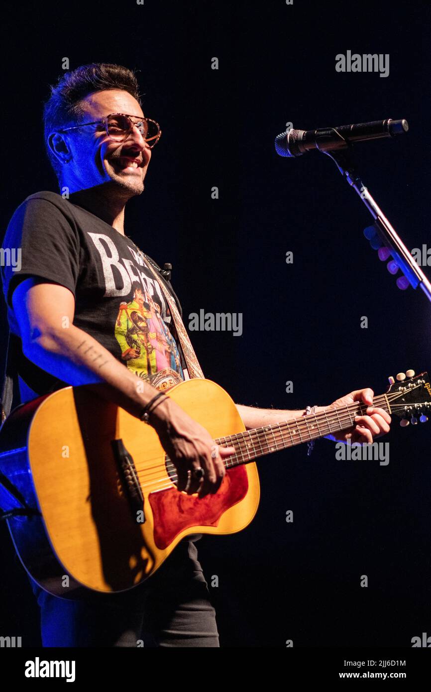 Emiliano Brancciari, No Te VA, Sänger und Frontmann von Gustar, tritt während einer Show in Corrientes, Argentinien, auf. Stockfoto