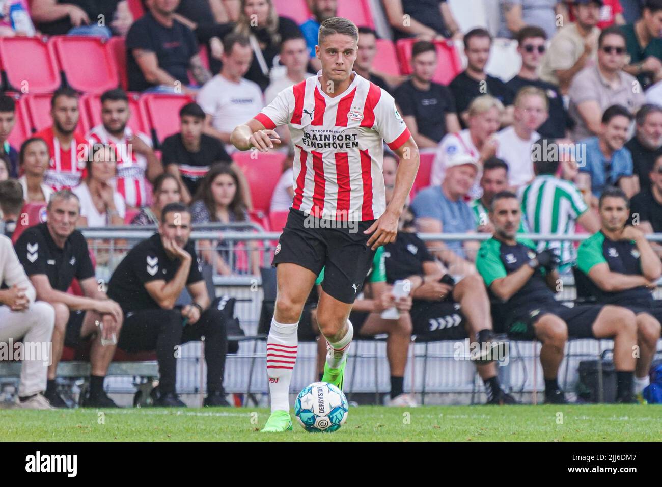 EINDHOVEN, NIEDERLANDE - 23. JULI: Joey Veerman vom PSV während des Vorsaison-Freundschaftsspiel zwischen PSV und Real Betis im Philips Stadion am 23. Juli 2022 in Eindhoven, Niederlande (Foto: Jeroen Meuwsen/Orange Picts) Stockfoto