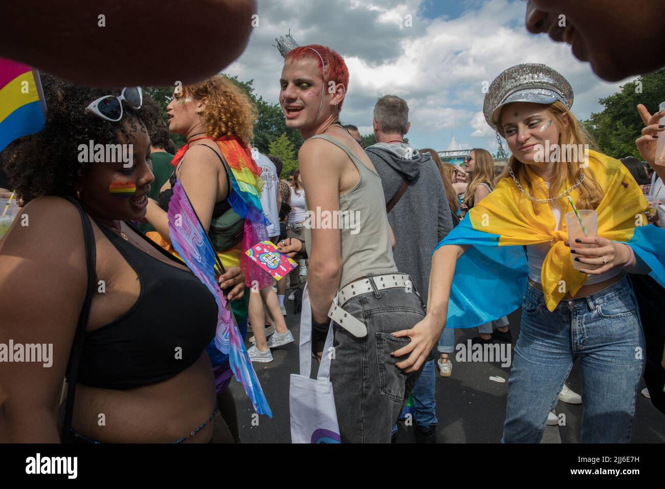 23. Juli 2022 2022, Berlin, Deutschland: Am 23. Juli 44. fand in Berlin die Berliner Pride-Messe, auch bekannt als Christopher Street Day Berlin oder CSD Berlin, statt. Es war die erste CSD in Berlin ohne Covid-Einschränkungen. Die Parade begann an der Leipziger Straße und überquerte den Potsdamer Platz, den Nollendorfplatz und die Siegessäule und endete am Brandenburger Tor, wo das CSD-Team eine große Bühne installierte. Vereint in Liebe, gegen Hass, Krieg und Diskriminierung, war das Motto der CSD in diesem Jahr. Der Christopher Street Day wird weltweit gefeiert. Die Bewegung geht zurück auf die Ereignisse im Juni 1969, als New Yor Stockfoto