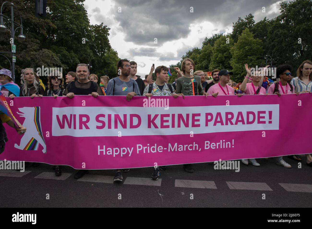 23. Juli 2022 2022, Berlin, Deutschland: Am 23. Juli 44. fand in Berlin die Berliner Pride-Messe, auch bekannt als Christopher Street Day Berlin oder CSD Berlin, statt. Es war die erste CSD in Berlin ohne Covid-Einschränkungen. Die Parade begann an der Leipziger Straße und überquerte den Potsdamer Platz, den Nollendorfplatz und die Siegessäule und endete am Brandenburger Tor, wo das CSD-Team eine große Bühne installierte. Vereint in Liebe, gegen Hass, Krieg und Diskriminierung, war das Motto der CSD in diesem Jahr. Der Christopher Street Day wird weltweit gefeiert. Die Bewegung geht zurück auf die Ereignisse im Juni 1969, als New Yor Stockfoto