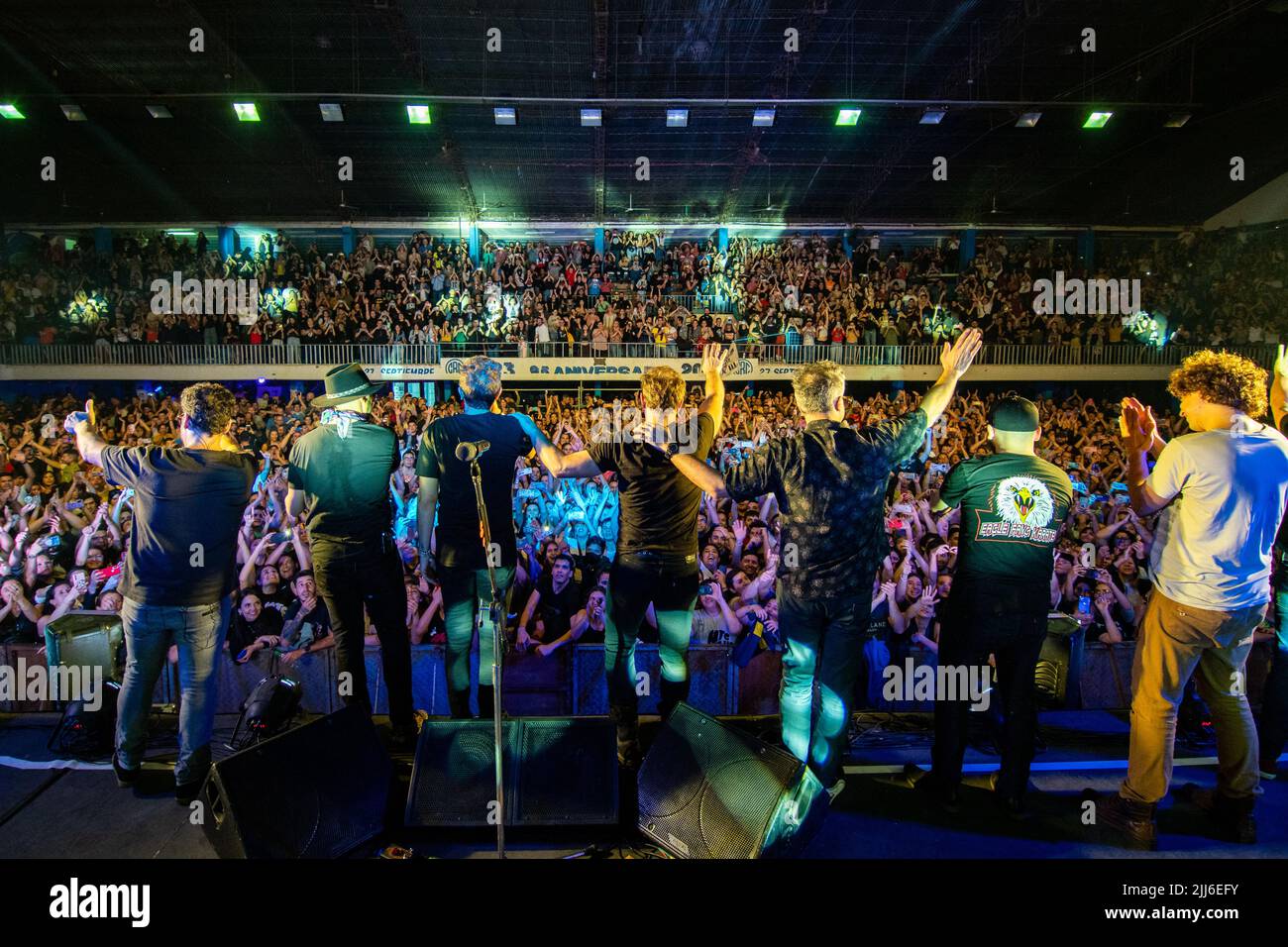 No Te va a Gustar Rock Band winken sie am Ende eines Schusses in Corrientes, Argentinien. Stockfoto