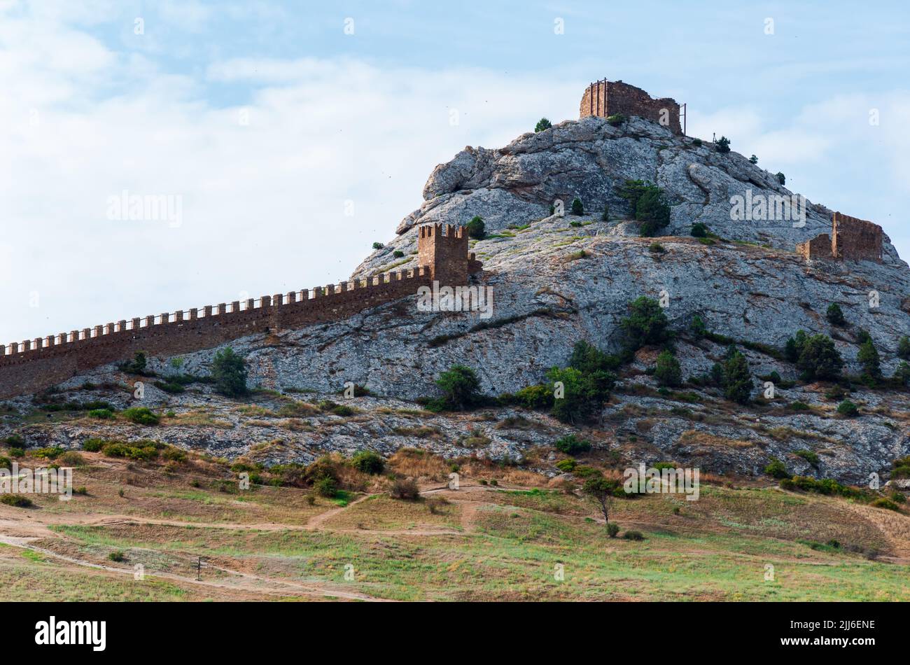 Die altertümliche genuesische Festung auf dem Berg in der Stadt Sudak, Krim 2021. August. Sommertag. Stockfoto