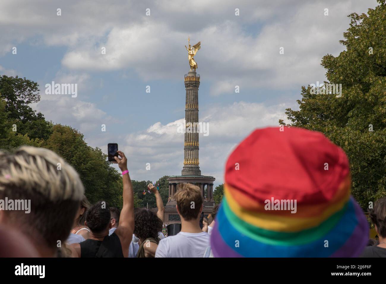 23. Juli 2022 2022, Berlin, Deutschland: Am 23. Juli 44. fand in Berlin die Berliner Pride-Messe, auch bekannt als Christopher Street Day Berlin oder CSD Berlin, statt. Es war die erste CSD in Berlin ohne Covid-Einschränkungen. Die Parade begann an der Leipziger Straße und überquerte den Potsdamer Platz, den Nollendorfplatz und die Siegessäule und endete am Brandenburger Tor, wo das CSD-Team eine große Bühne installierte. Vereint in Liebe, gegen Hass, Krieg und Diskriminierung, war das Motto der CSD in diesem Jahr. Der Christopher Street Day wird weltweit gefeiert. Die Bewegung geht zurück auf die Ereignisse im Juni 1969, als New Yor Stockfoto