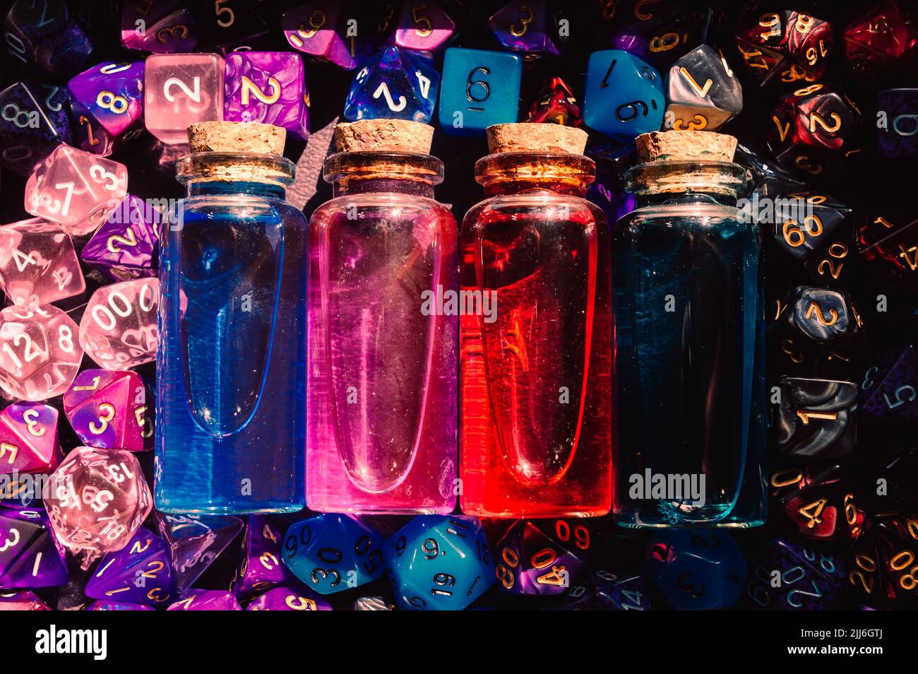 Nahaufnahme von Glas-Trank-Flaschen mit Korkstopfen und rpg-Würfeln Stockfoto