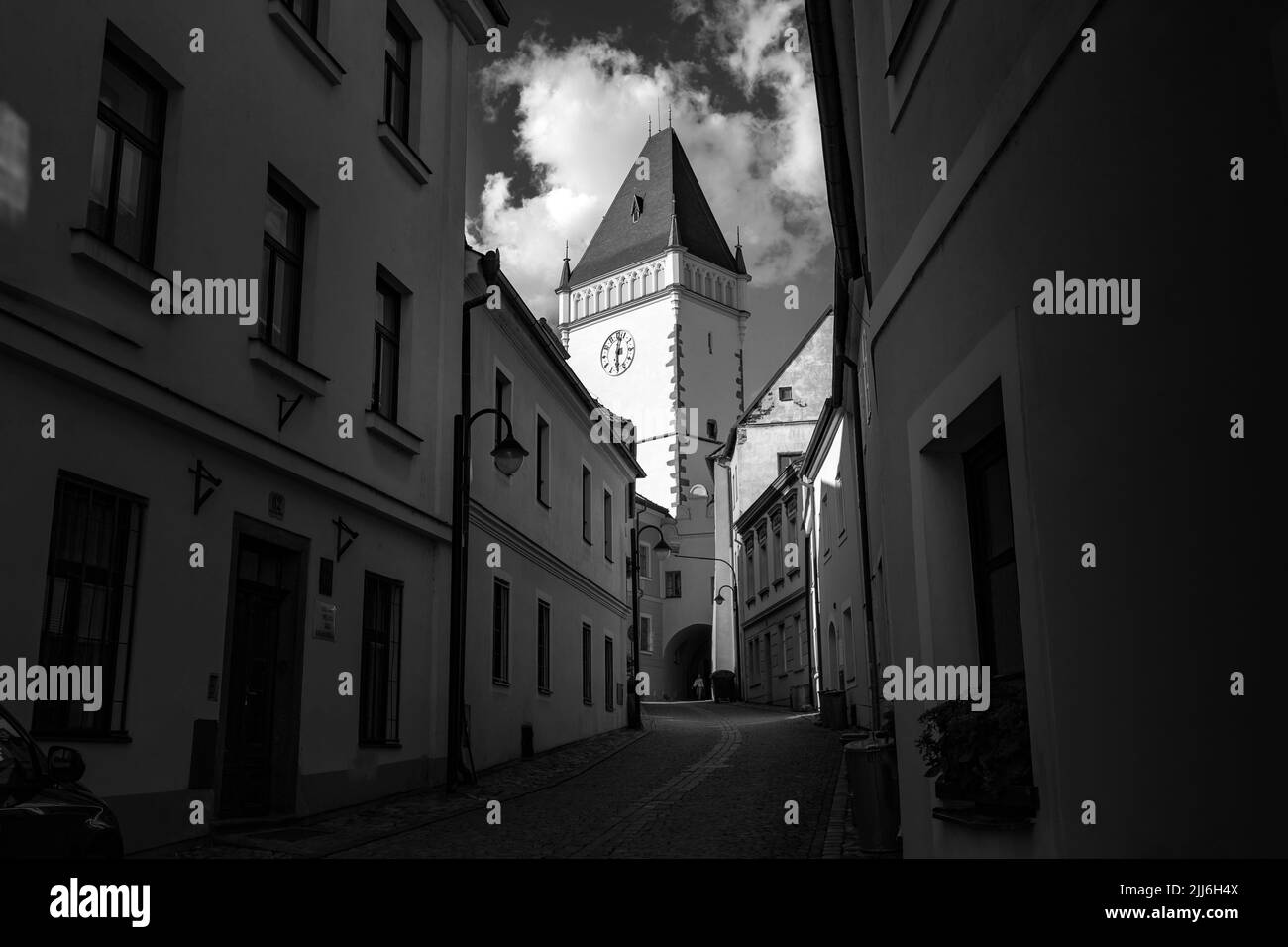 Mittelalterliche Straße mit historischen Gebäuden, gotischer Uhrenturm des Rathauses. Tabor, Südböhmen, Tschechische Republik. Stockfoto