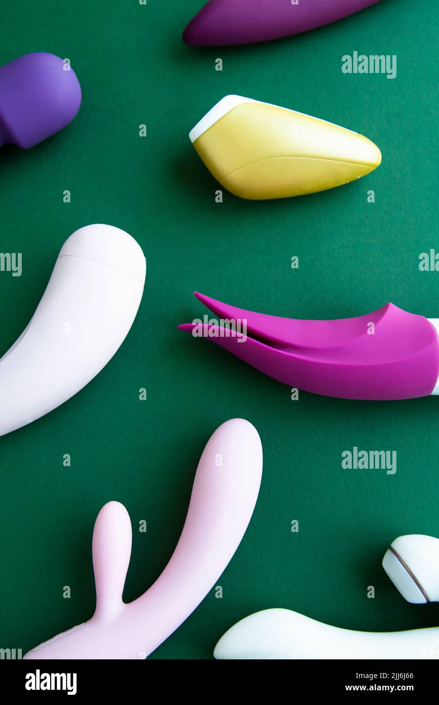 Sammlung von verschiedenen Arten von Sex-Spielzeug auf einem grnen  Hintergrund Stockfotografie - Alamy