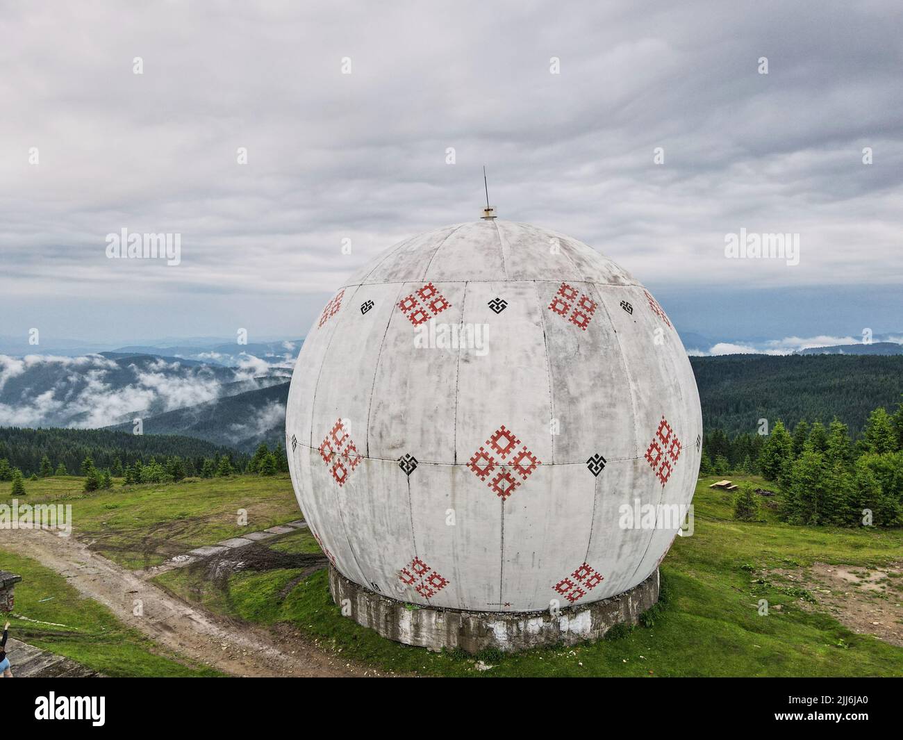 Die verlassene Radioortungs-Station Pamir wurde in der UdSSR in den Karpaten gebaut Stockfoto