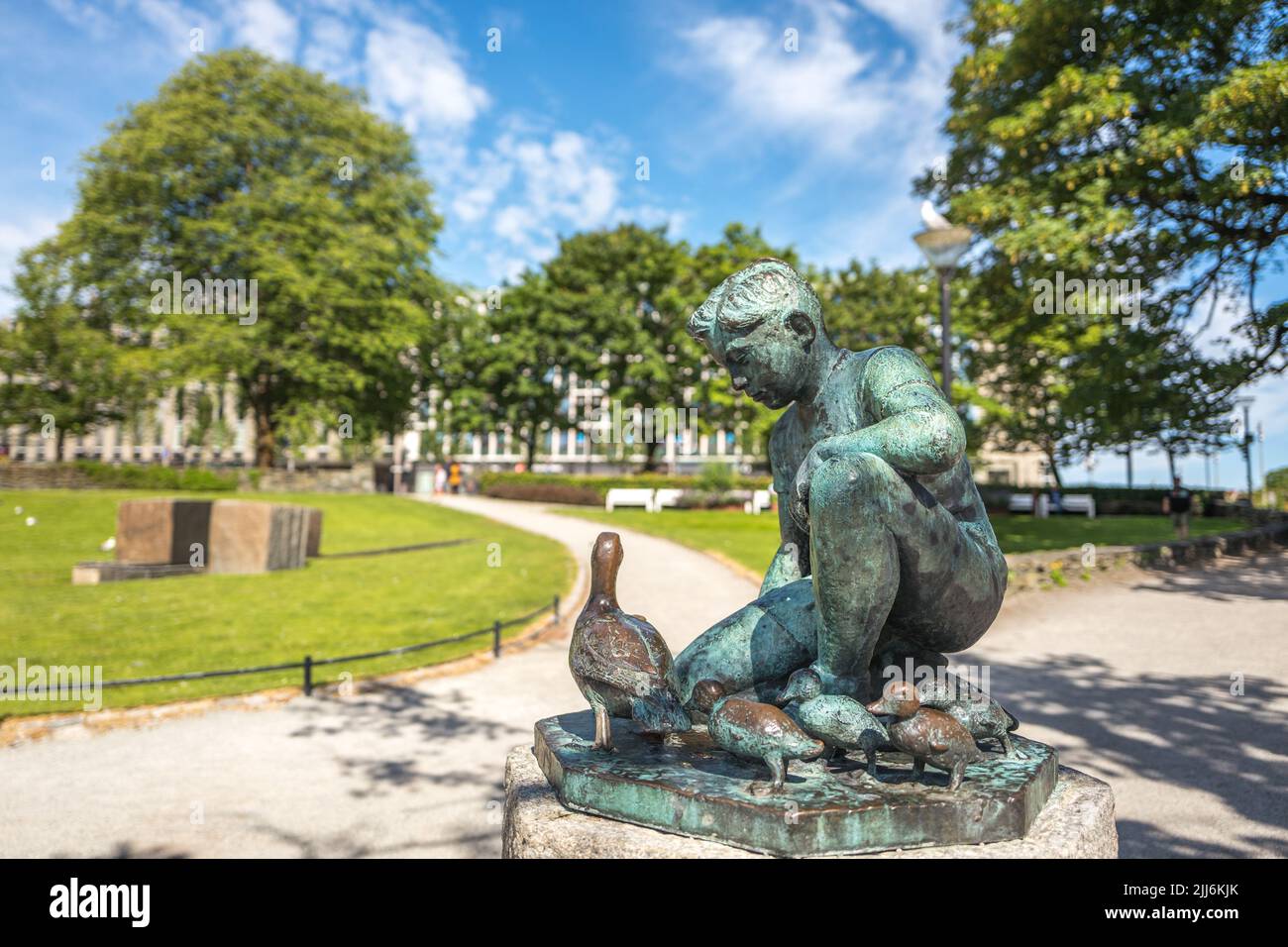 Boy & Ducks, eine Bronzestatue, Breiavatnet Lake, Stavanger City, Ragoland County, Norwegen Stockfoto