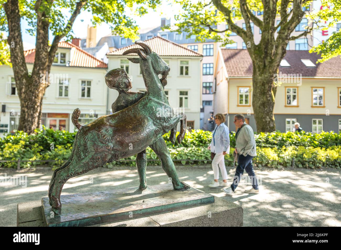 Skulptur eines Jungen und seiner Ziege aus Bronze, im Stadtpark Byparken in Stavanger, Norwegen. Stockfoto