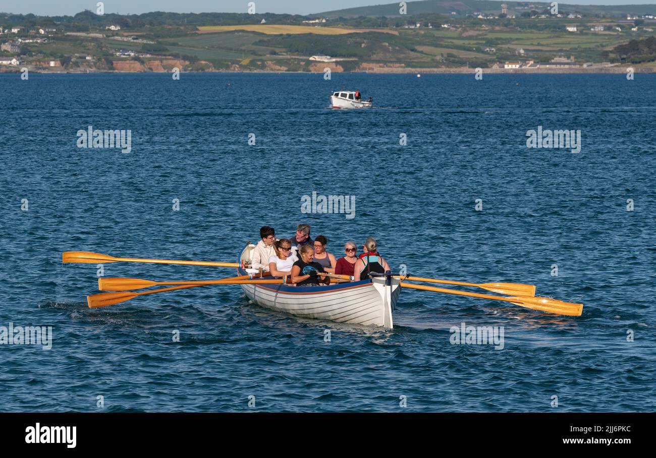 Penzance, Cornwall, England, Großbritannien. 2022. The Longships ein Training Pilot Gig und Crew Rudern mit Blick auf die Cornish Küste in der Nähe von Penzance, Cornwall, Großbritannien Stockfoto