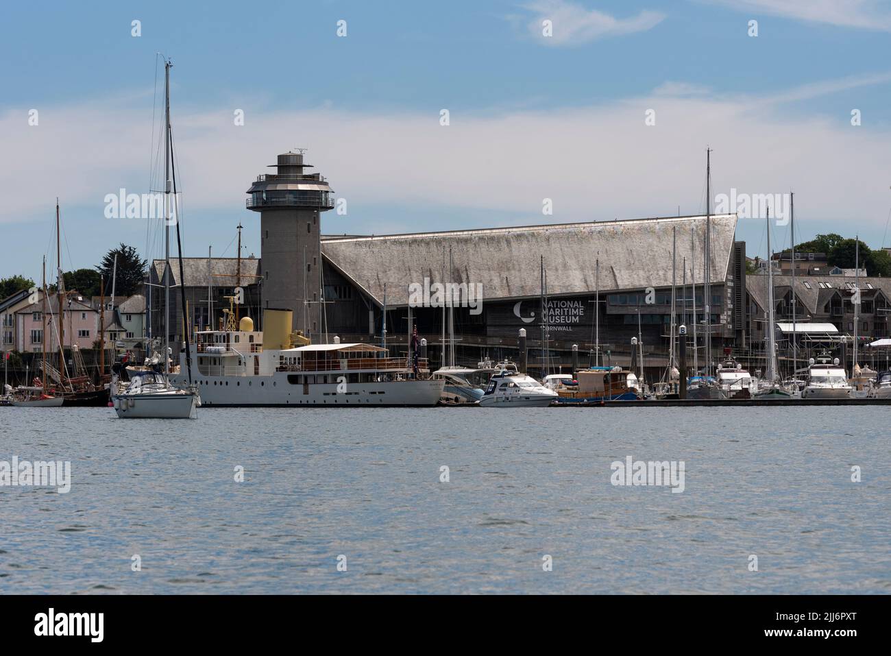 Falmouth, Cornwall, England, Großbritannien. 2022. Das National Maritime Museum, am Hafen in Falmouth, Cornwall, zeigt Außenausstellungen. Stockfoto