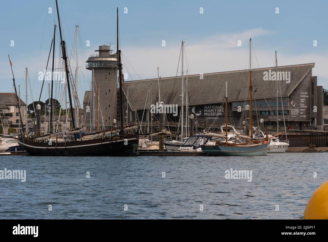 Falmouth, Cornwall, England, Großbritannien. 2022. Das National Maritime Museum, am Hafen in Falmouth, Cornwall, zeigt Außenausstellungen. Stockfoto