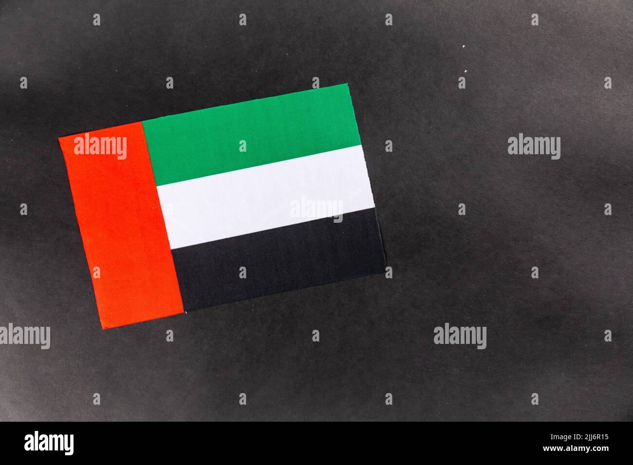 Nahaufnahme der Flagge der Vereinigten Arabischen Emirate auf dunklem Hintergrund mit Kopierfläche Stockfoto