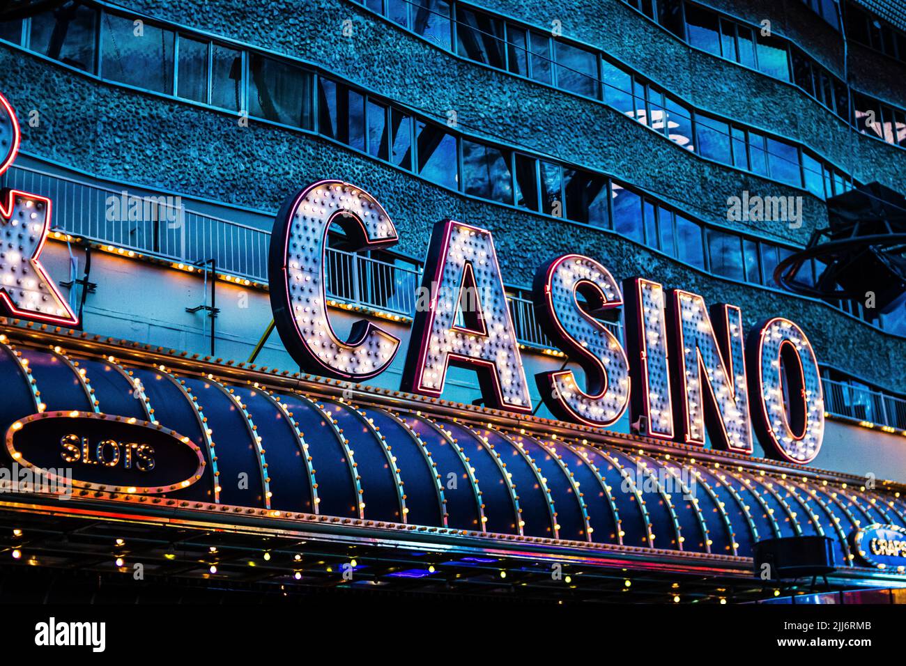 Eine wunderschöne Aufnahme der Lichter des Casinos in der Freemont Street Stockfoto