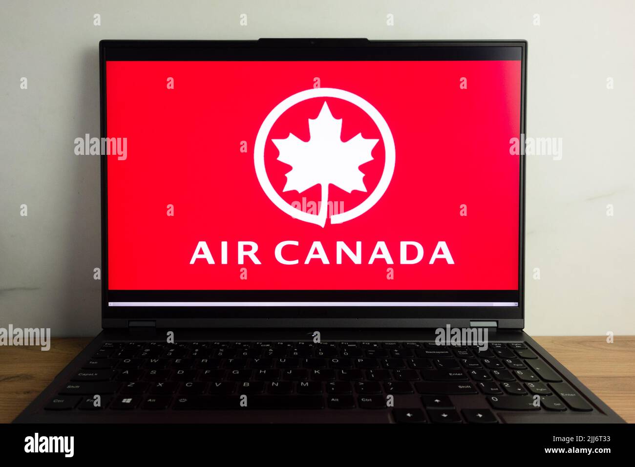 KONSKIE, POLEN - 22. Juli 2022: Logo der kanadischen Fluggesellschaft Air Canada auf dem Laptop-Computerbildschirm Stockfoto