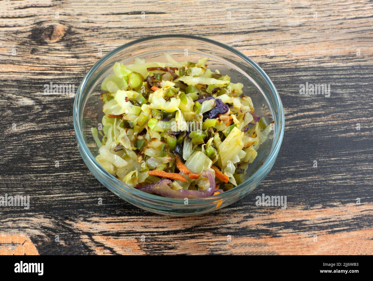 Gekochte jalapeno-Pfefferschlaw in einer Schüssel mit Glaszutaten als Teil der Kochvorbereitung Stockfoto