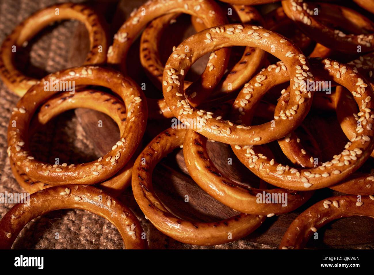 Bagels mit Sesamsamen bestreut. Nahaufnahme, Paternenfoto. Stockfoto