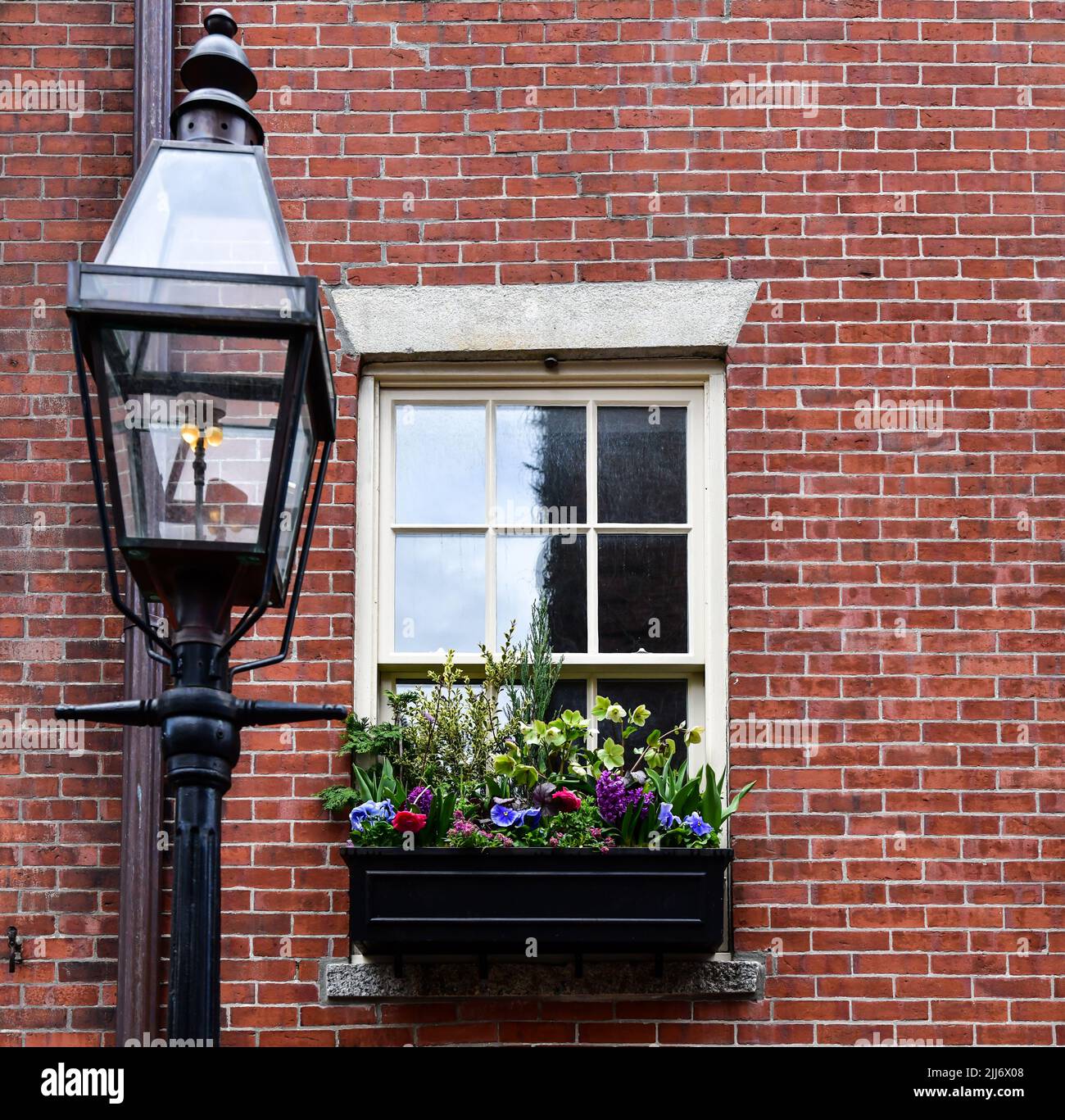 Alte und verwitterte Fenster und Türen in einem alten historischen Gebäude Stockfoto