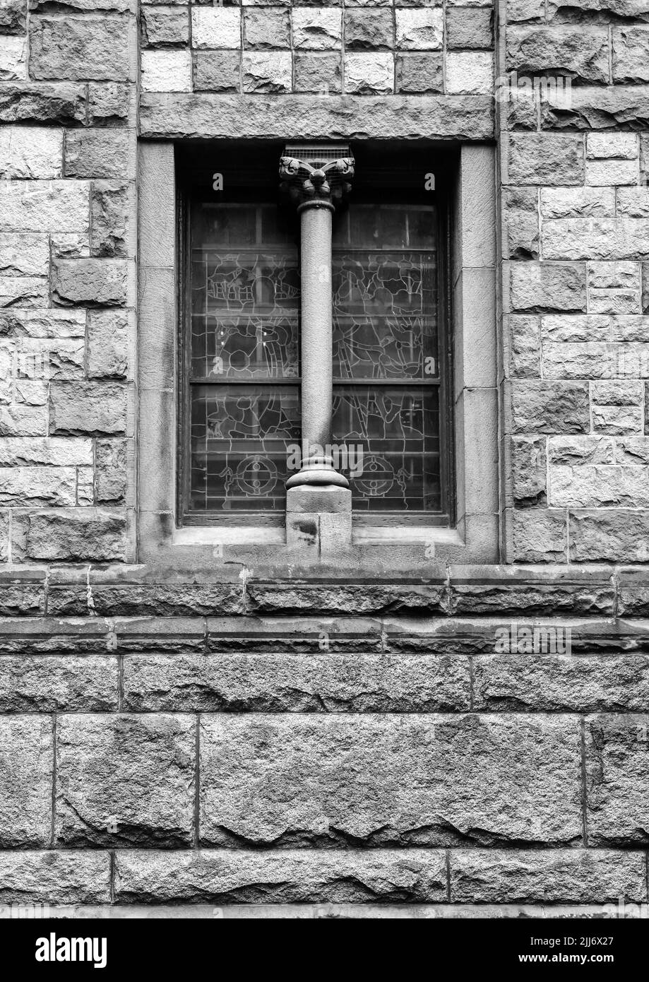 Alte und verwitterte Fenster und Türen in einem alten historischen Gebäude Stockfoto