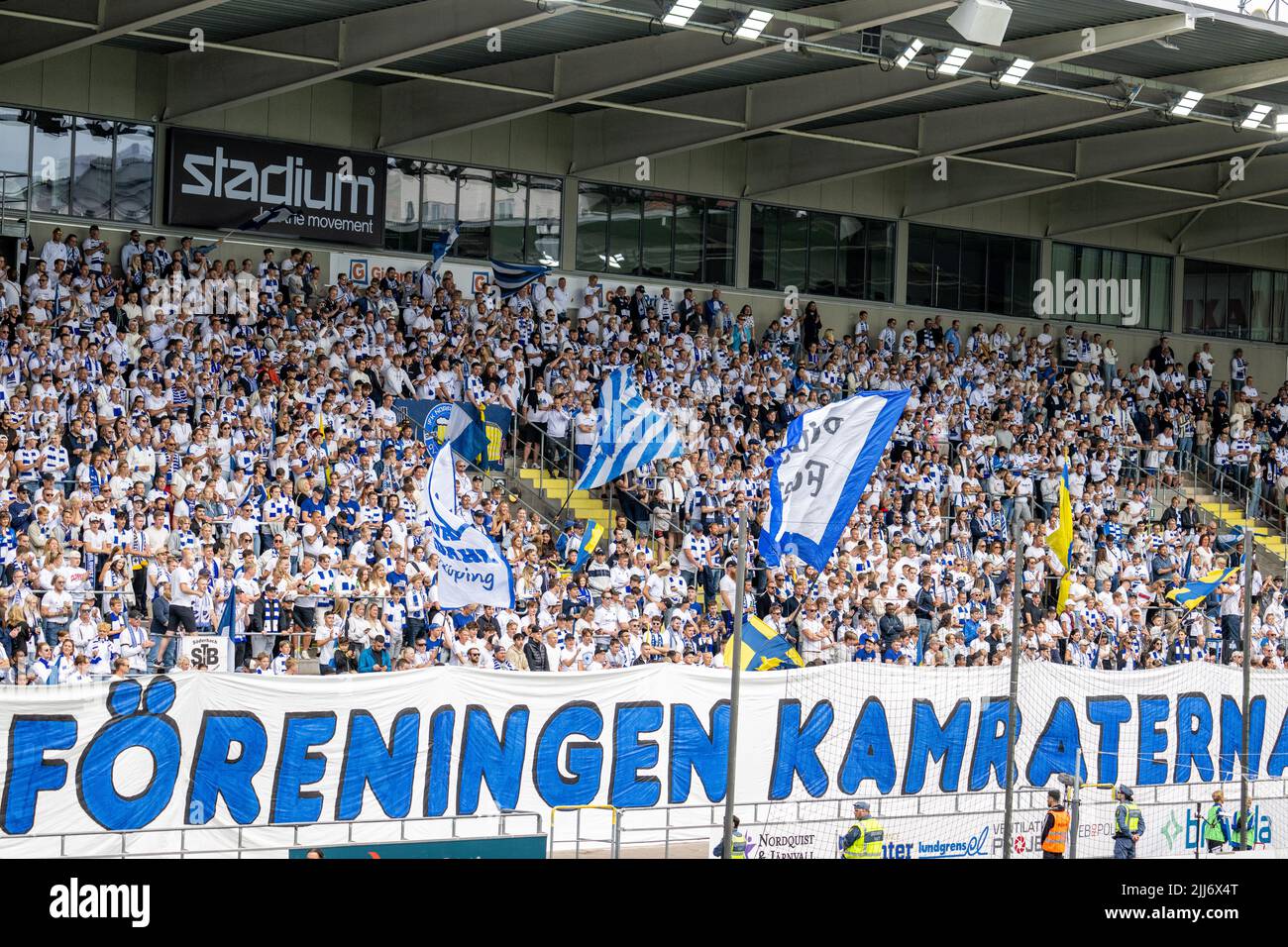 Peking ganz Anhänger des IFK Norrkoping zeigen ihre Farben vor einem Spiel zwischen IFK Norrkoping und Malmo FF in der Platinum Cars Arena in Norrkoping Stockfoto