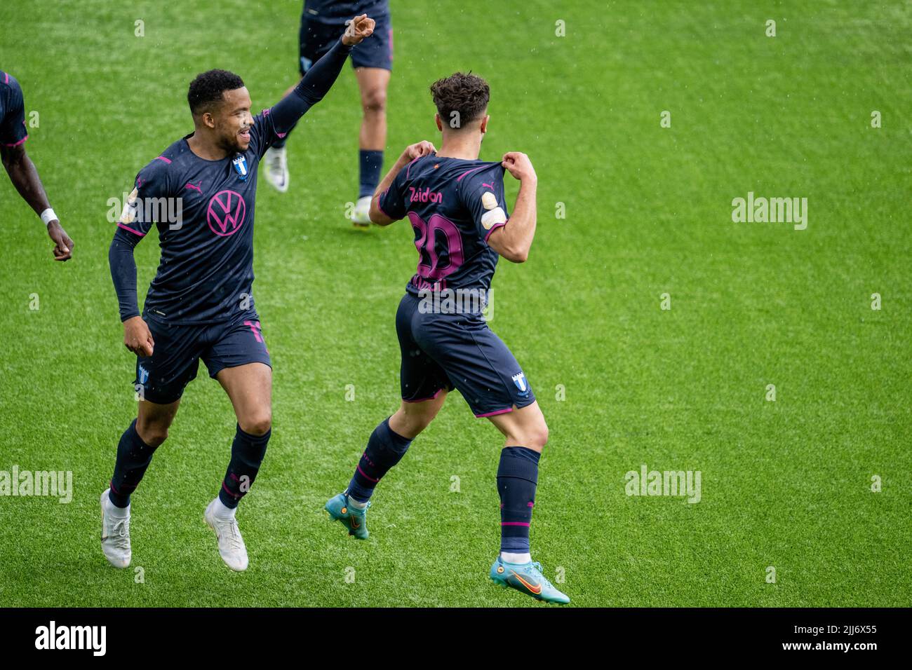 Der ehemalige Nationalspieler Martin Olsson feiert ein Tor für Malmö FF gegen IFK Norrköping zusammen mit dem Score Nr. 20 Moustafa Zeidan Stockfoto