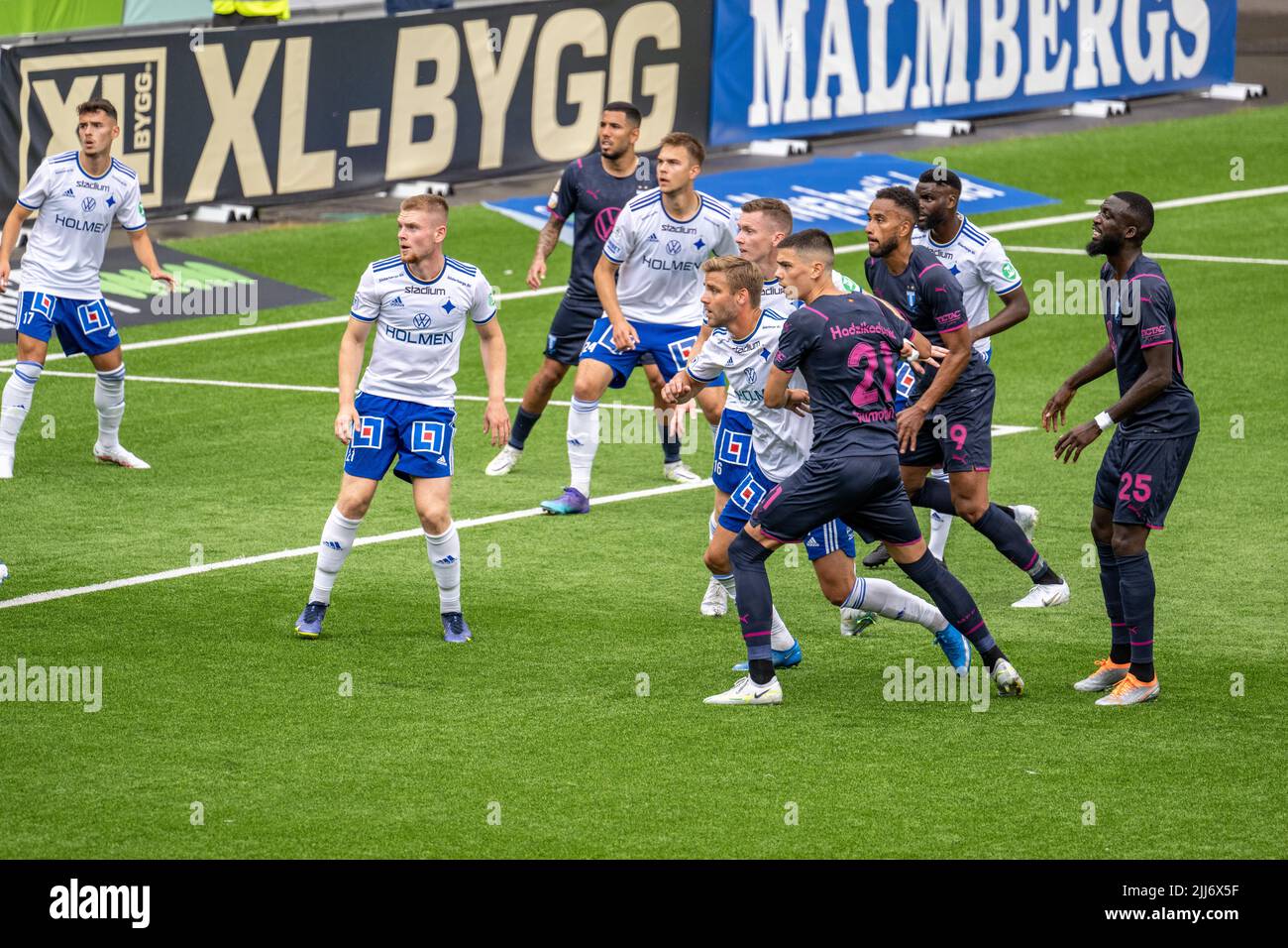 Bei einem Fußballspiel zwischen IFK Norrköping und Malmö FF in der Platinumcars Arena in Norrköping kann man in der Box toben. Das Spiel endete 0-2 in Malmös Gunst. Stockfoto